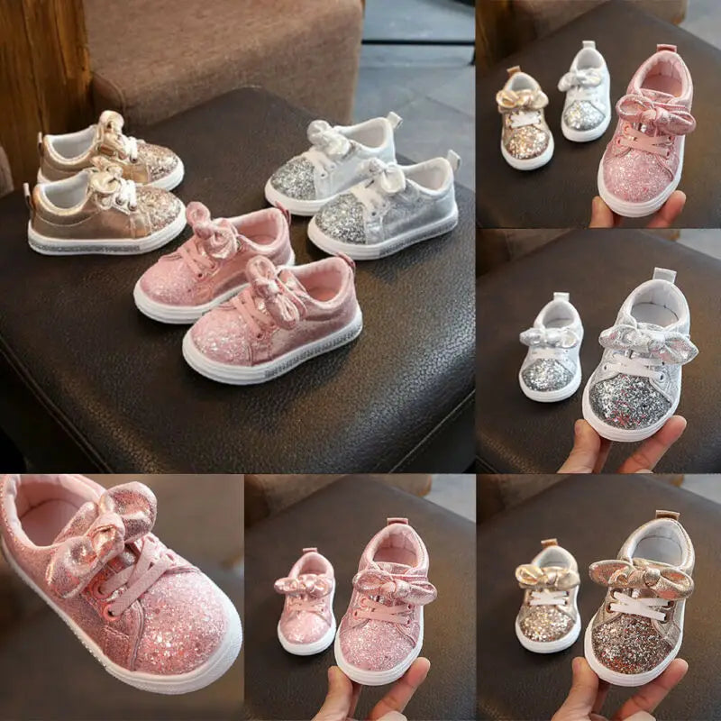 Lioraitiin Sapato esportivo infantil com sola macia para meninas, tênis casual infantil com lantejoulas, lindos sapatos brilhantes com laço 