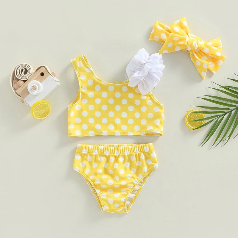 Set "Summer Breeze" intended for girls from 9 months to 3 years, you can highlight several qualities: