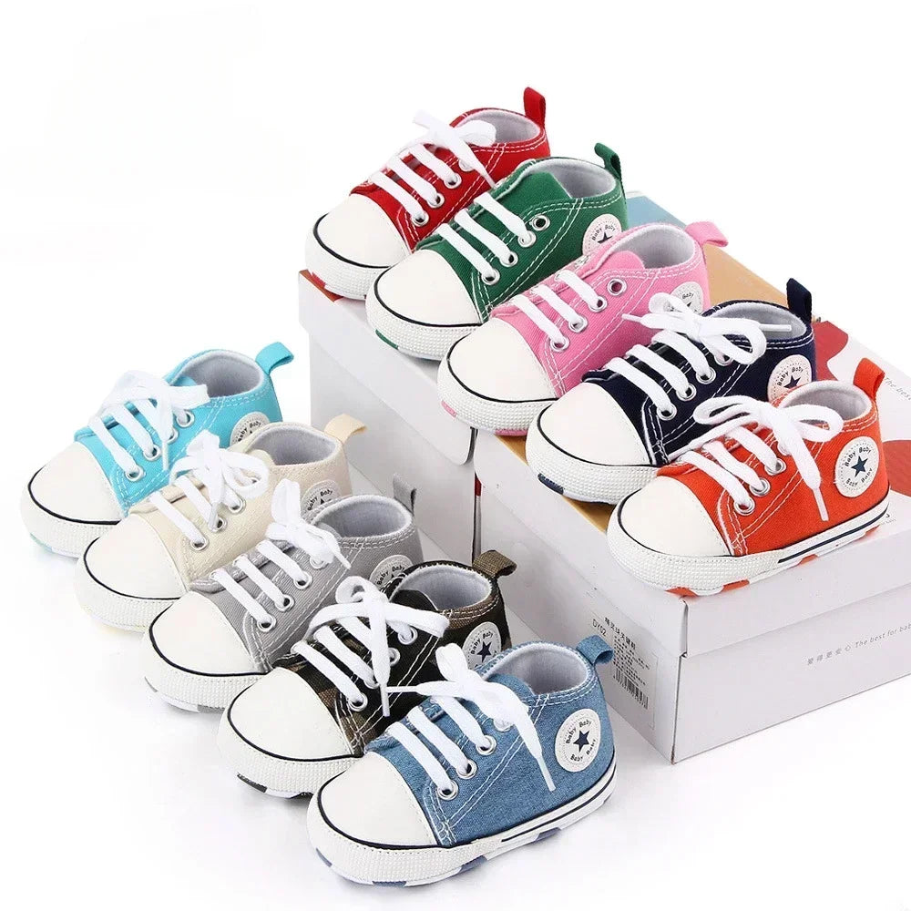 Canvas fabric sneakers for baby boys and girls, non-slip shoes, soft soles, classic newborn shoes, first walkers, infant child, 0 to 18 months.