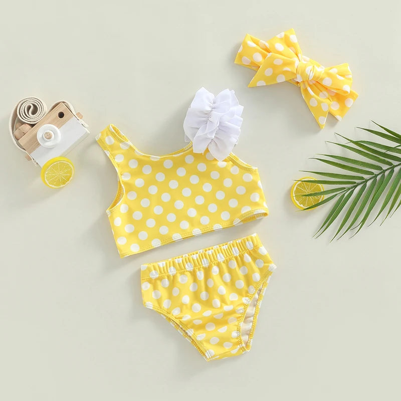 Set "Summer Breeze" intended for girls from 9 months to 3 years, you can highlight several qualities: